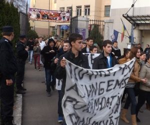 Studenţii orădeni şi-au strigat nemulţumirile în stradă!