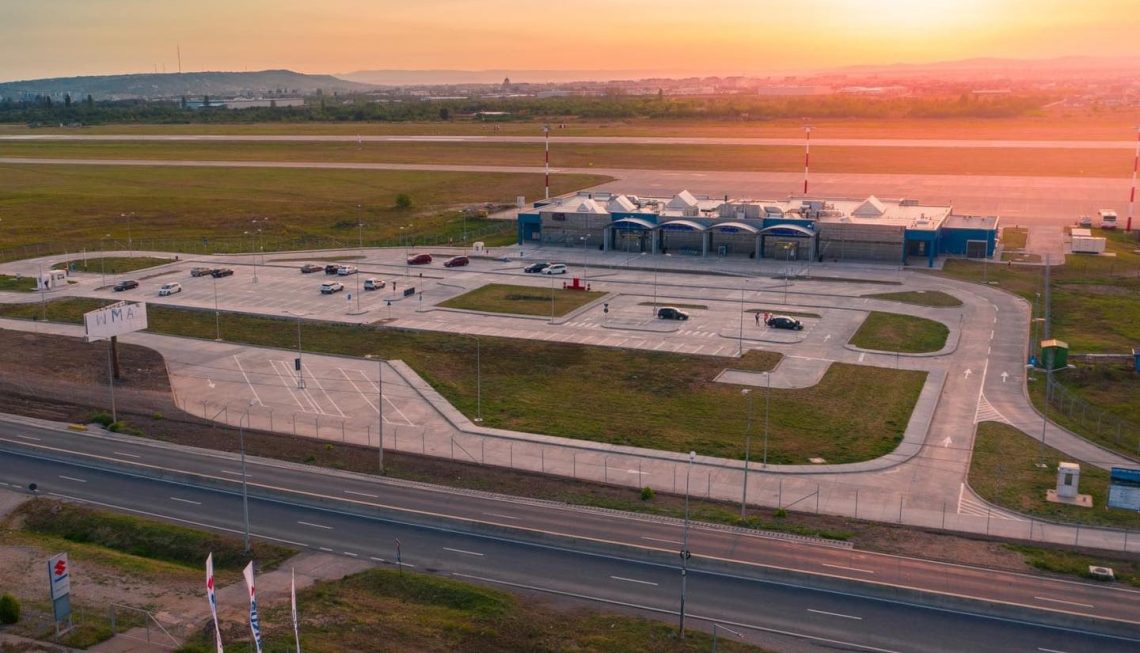 Planuri mari la Aeroportul Oradea: linie de tramvai, parcare supraterană și hotel!